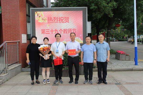 雪堰镇人大主席许文涛副镇长王薇到潘家小学慰问.JPG 雪堰镇人大主席许文涛副镇长王薇到潘家小学慰问.JPG