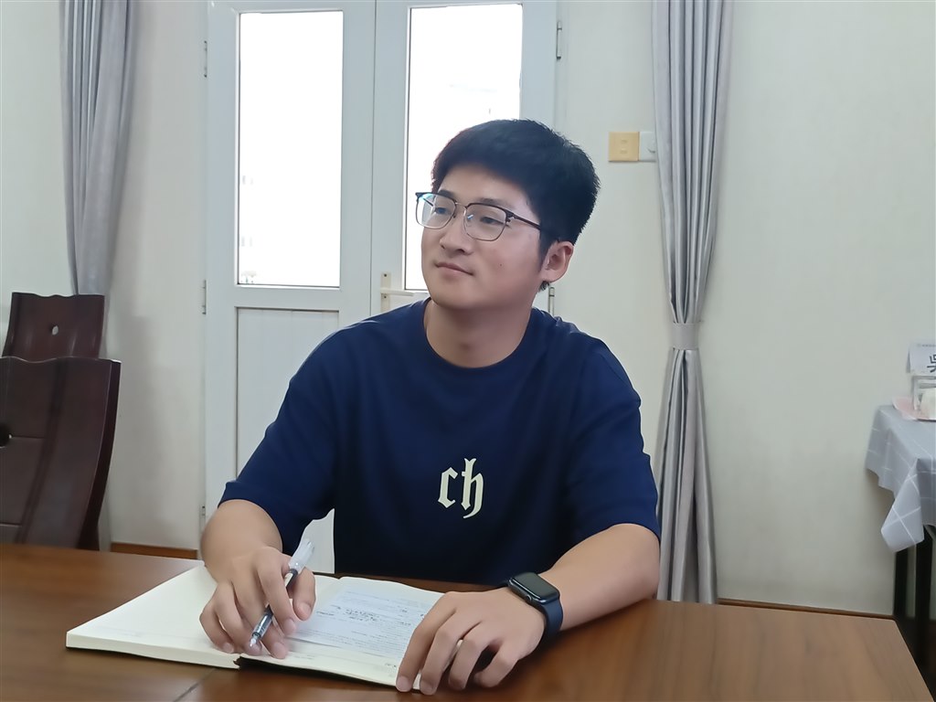 主持人发言.jpg 主持人发言.jpg