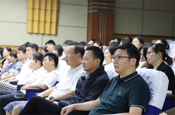 主会场02：两位校长和老师们.jpg