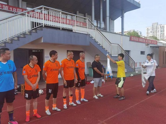 魏总献哈达.jpg 魏总献哈达.jpg