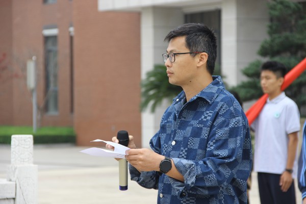 学生发展处蔡志庆副主任主持升旗仪式.JPG