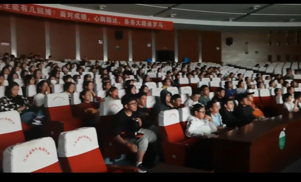 学生们观看励志、爱国影片.jpg