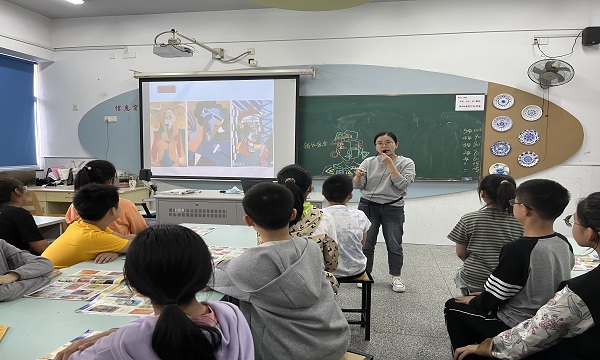 2023.10.19《人物装饰画》上课照片IMG_2067.JPG