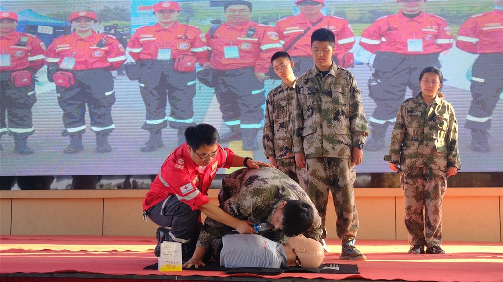 刘刚老师指导学生上台做CPR (2).JPG