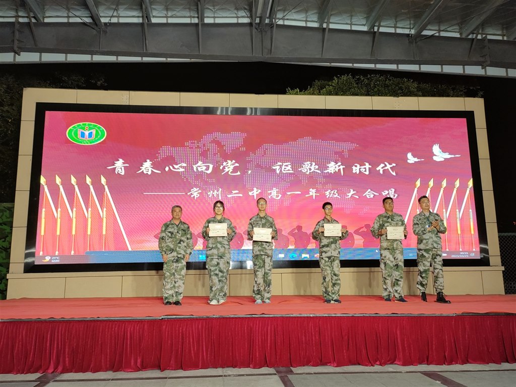 纪荣平老师为银奖班级颁奖.jpg