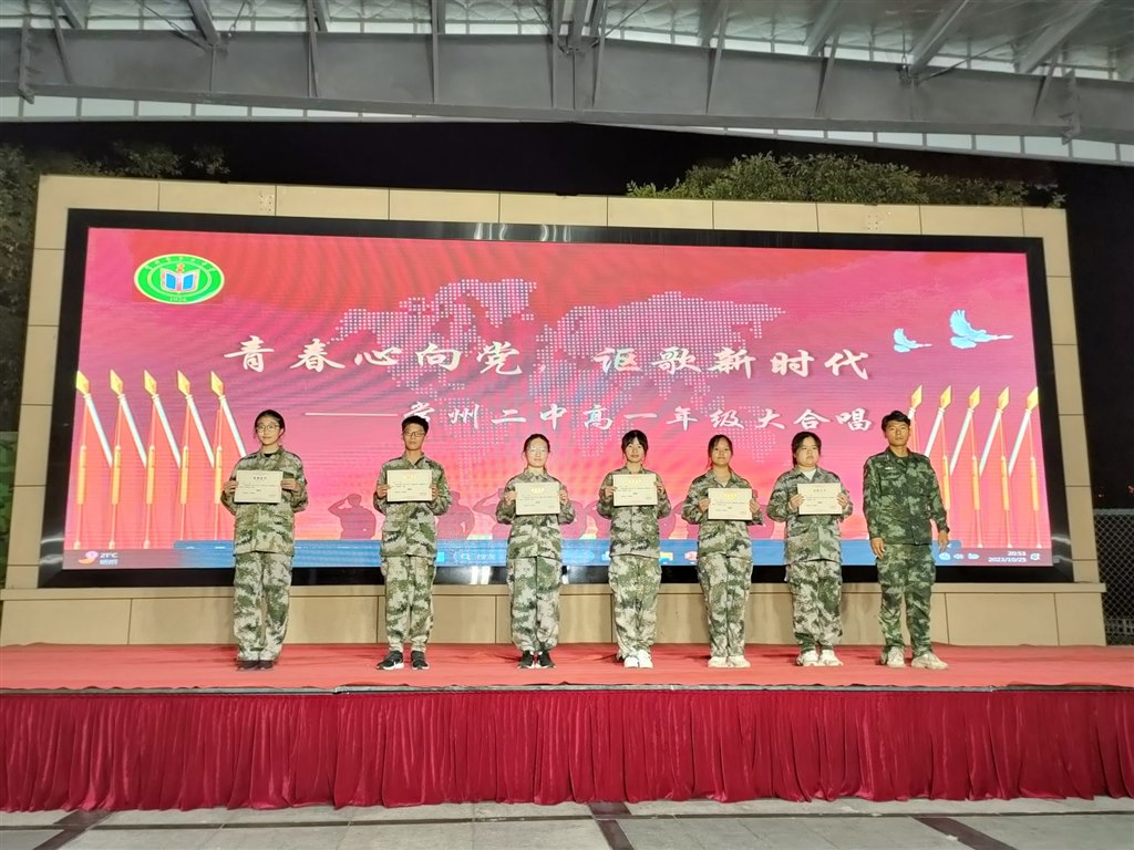 蒋晨教官为铜奖班级颁奖.jpg