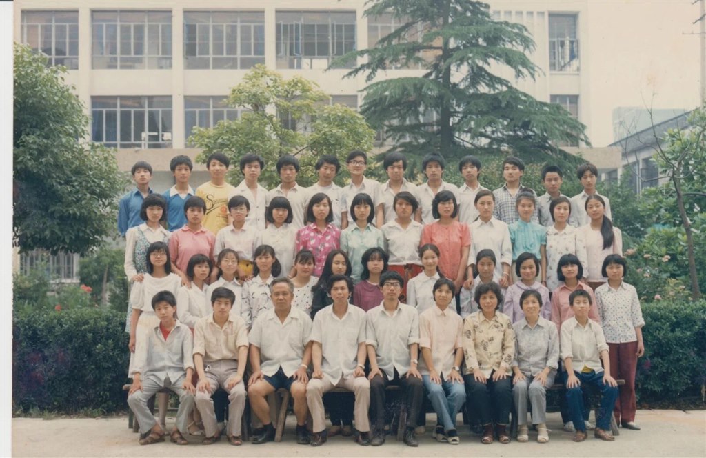 1988届初三（1）班毕业照.jpg
