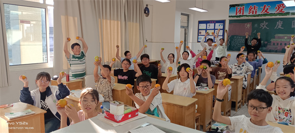 吃橘子.jpg