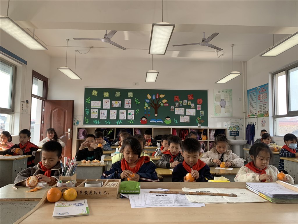 吃橘子啦.jpg