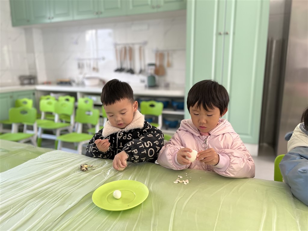 2剥鸡蛋.JPG