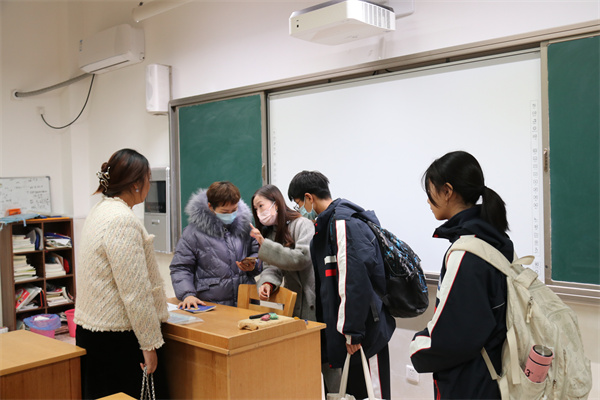 家长交流 (1).jpg