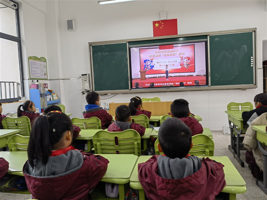 观看宪法晨读活动2.jpg