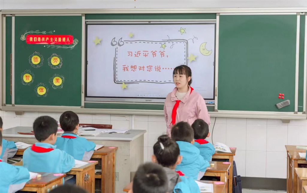 汤晓丹照片.jpg 汤晓丹照片.jpg