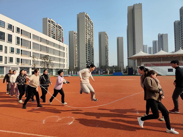 跳长绳.jpg