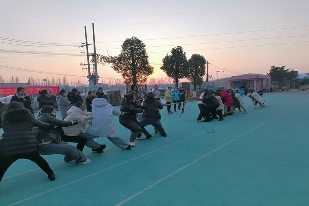 拔河教职工.jpg