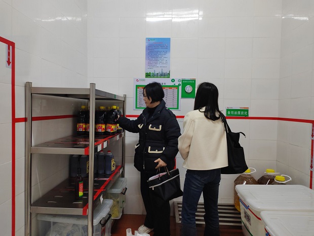 8查看主副食品.jpg