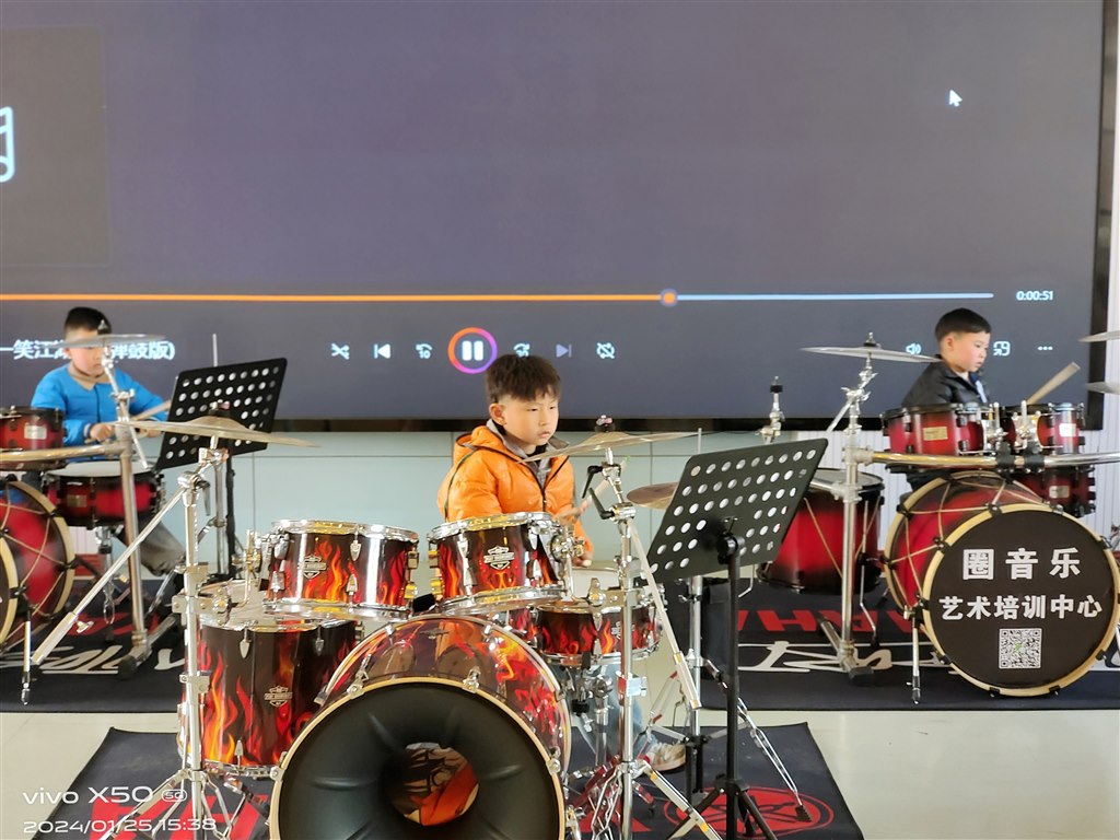 学生表演架子鼓《科目三》.jpg