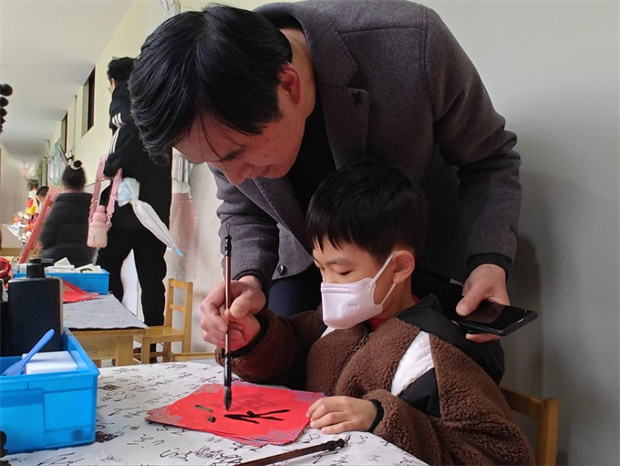 3新年享年俗 写福字2.jpg