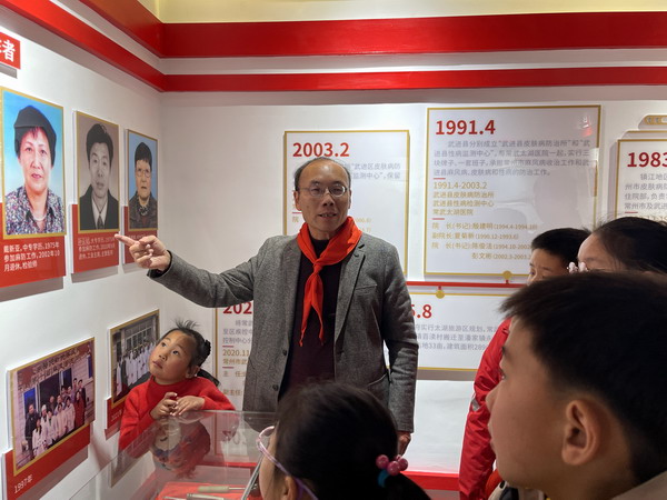 3、参观麻风病科普陈列馆1.jpg 3、参观麻风病科普陈列馆1.jpg