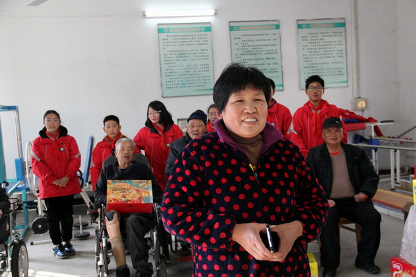 7、麻风病休养院负责人陈小英感谢少先队员.JPG 7、麻风病休养院负责人陈小英感谢少先队员.JPG