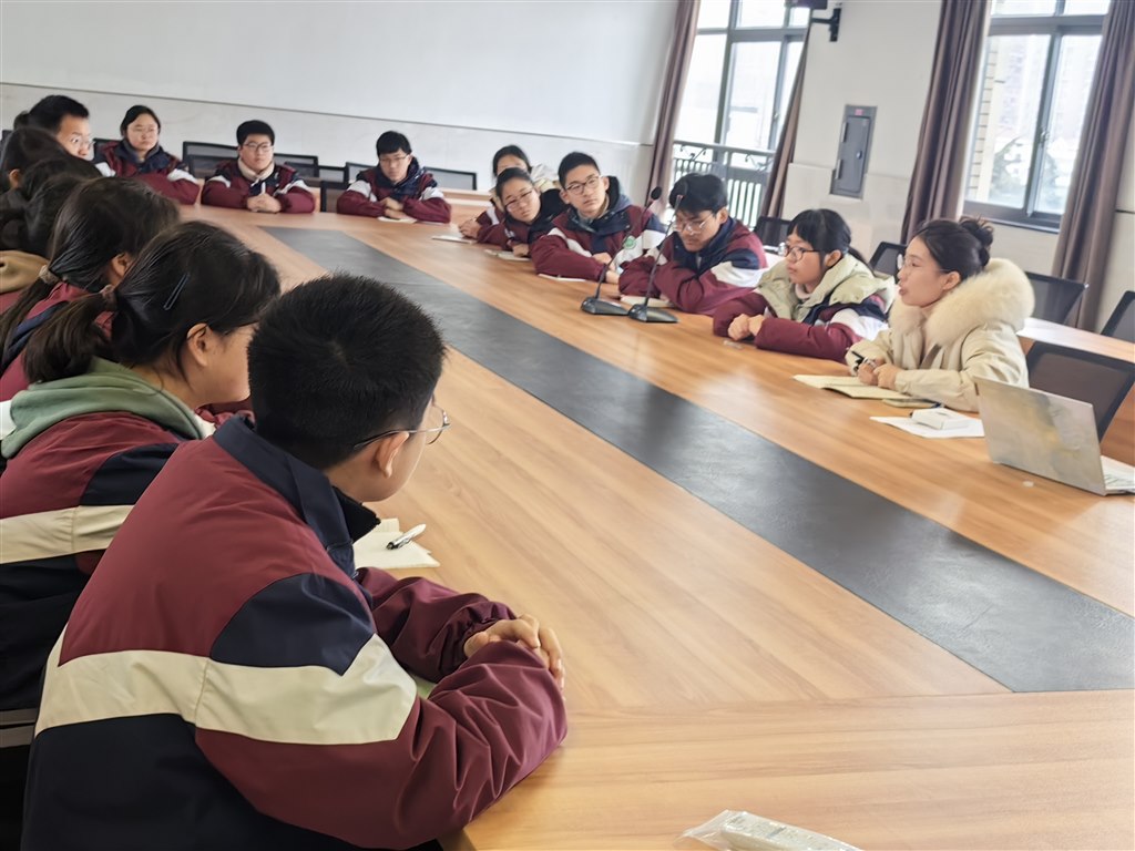 胡老师发言.jpg