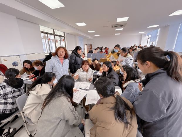 二年级组讨论.jpg