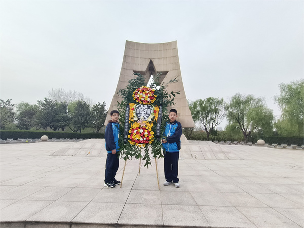 仪式第二项：敬献花圈 (2).jpg