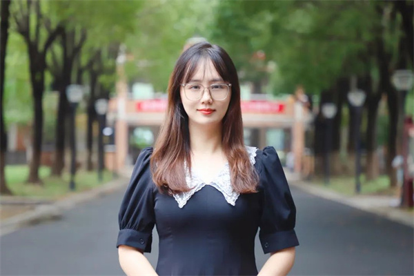刘怡.jpg