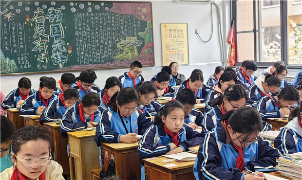 学生上课.jpg