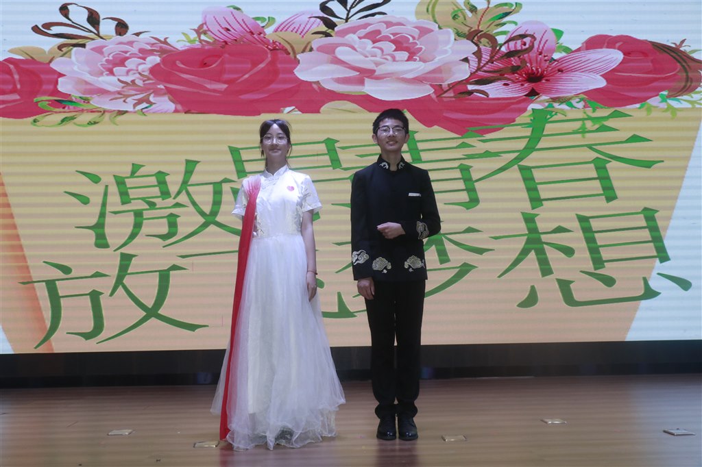 主持人室内合照.jpg