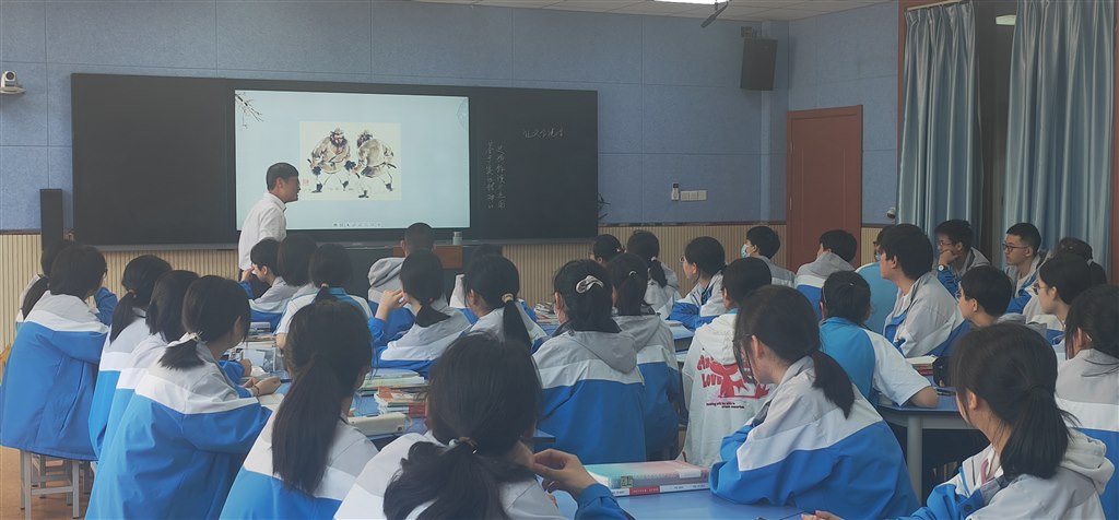 20240510薛老师上课（近景）袁珺拍摄.jpg