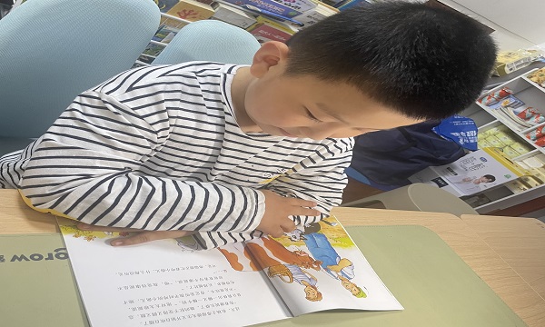 阅读照片.jpg