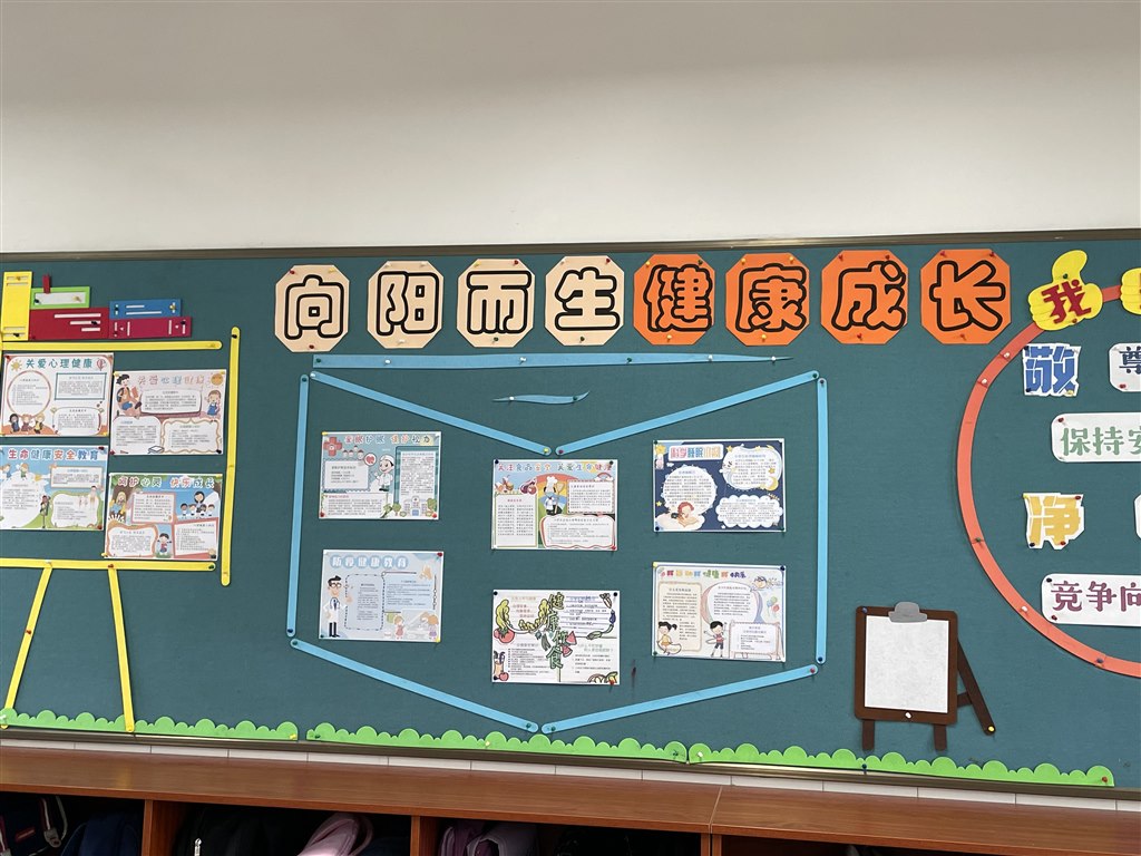 四2板报二期.jpg