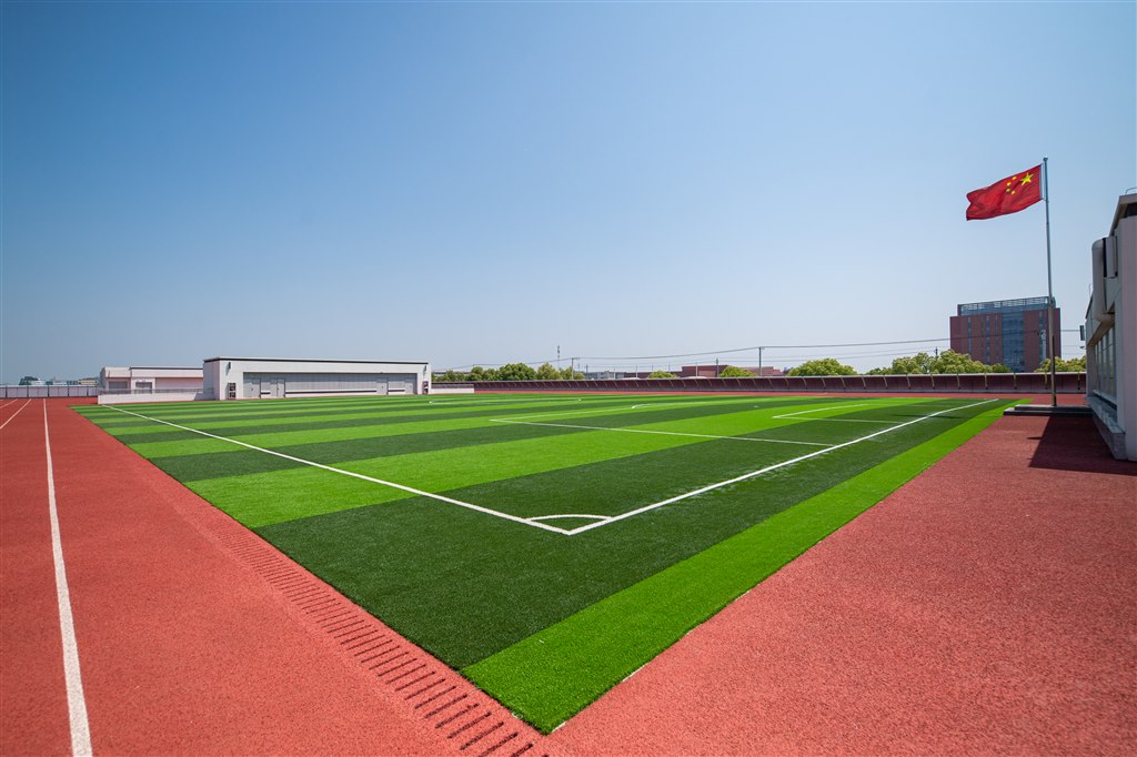 学校操场.jpg