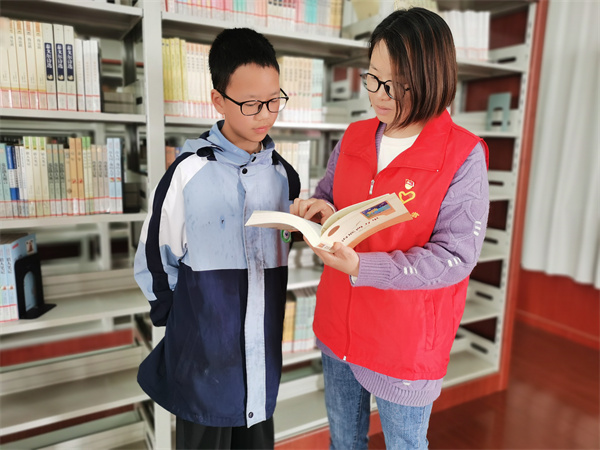 志愿者和学生阅读2.jpg