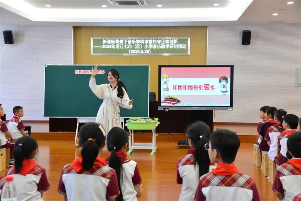 司斯沿江课照片.jpg