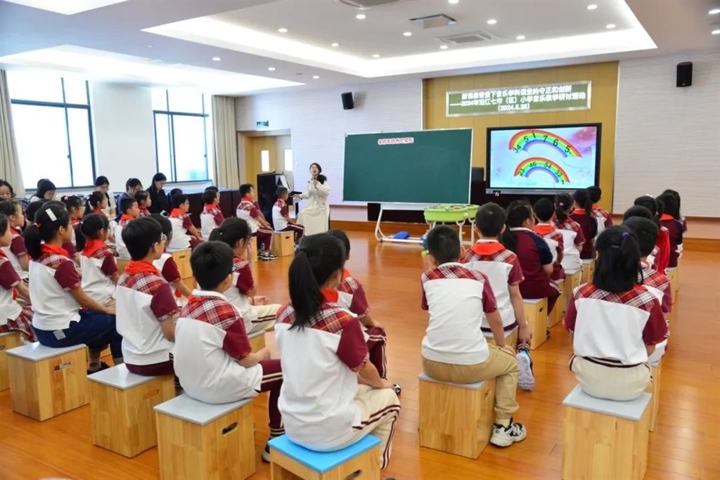 司斯沿江课照片2.jpg