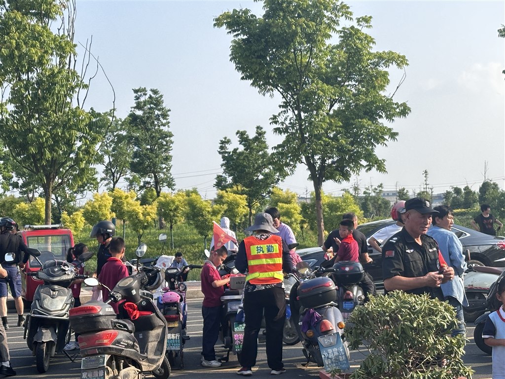 家长护岗2.jpg