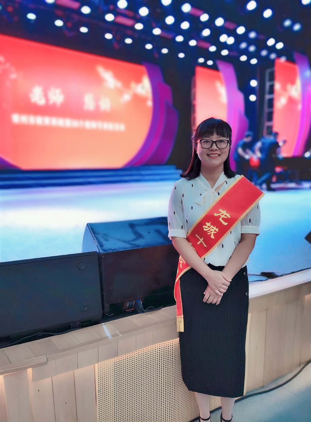 参加龙城十佳教师照片.jpg