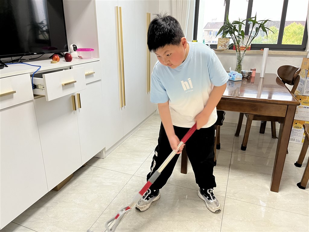 四4 许子凌 拖地.jpg