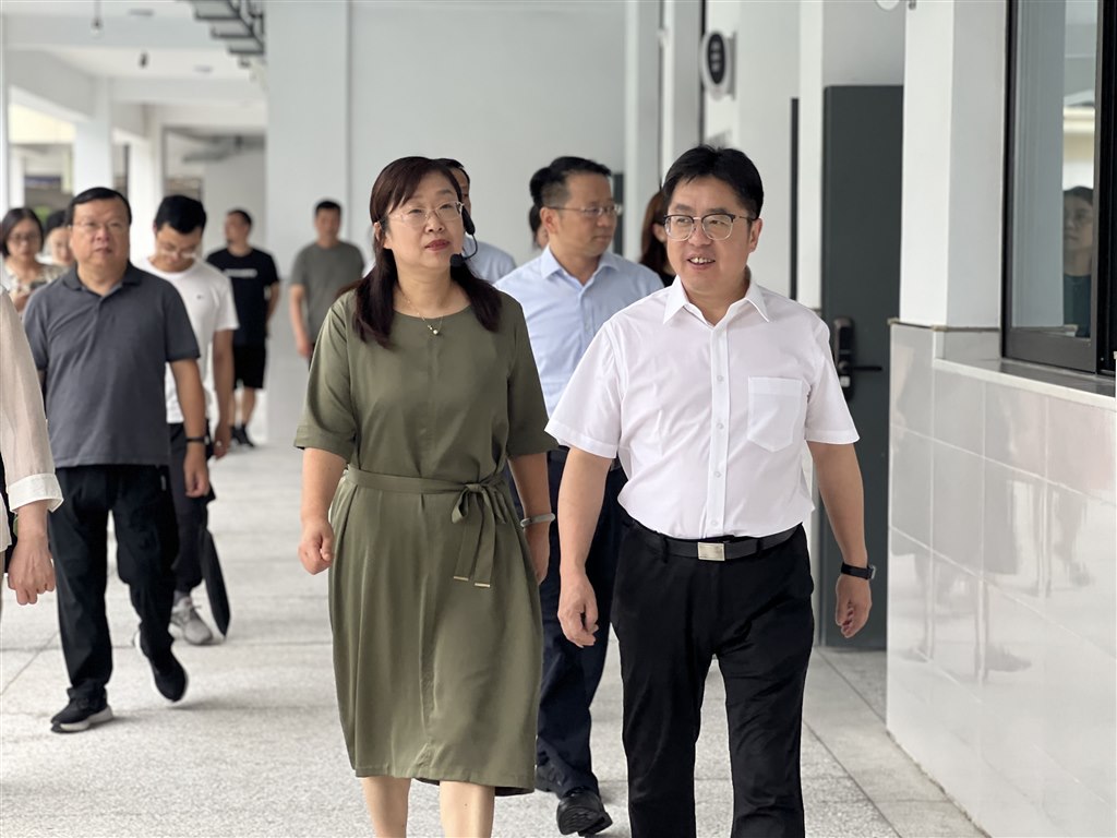 3参观一楼功能教室.jpg