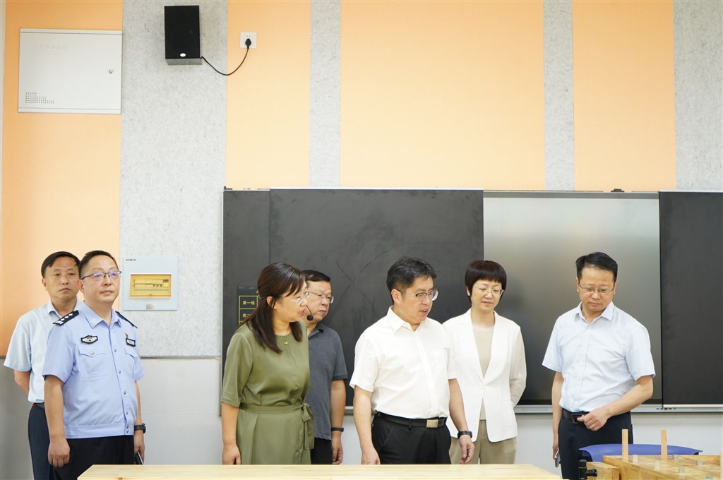 4参观木工教室.JPG