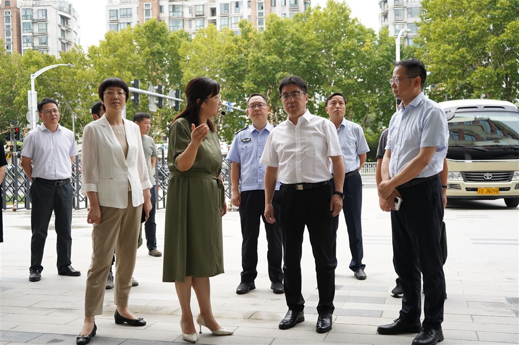 1市领导一行来到怡康校区.JPG