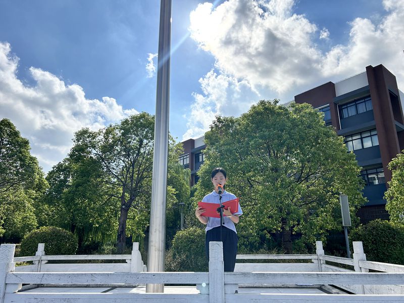 顾依妮_副本.jpg 顾依妮_副本.jpg