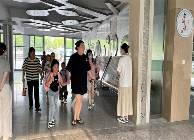 进校.jpg