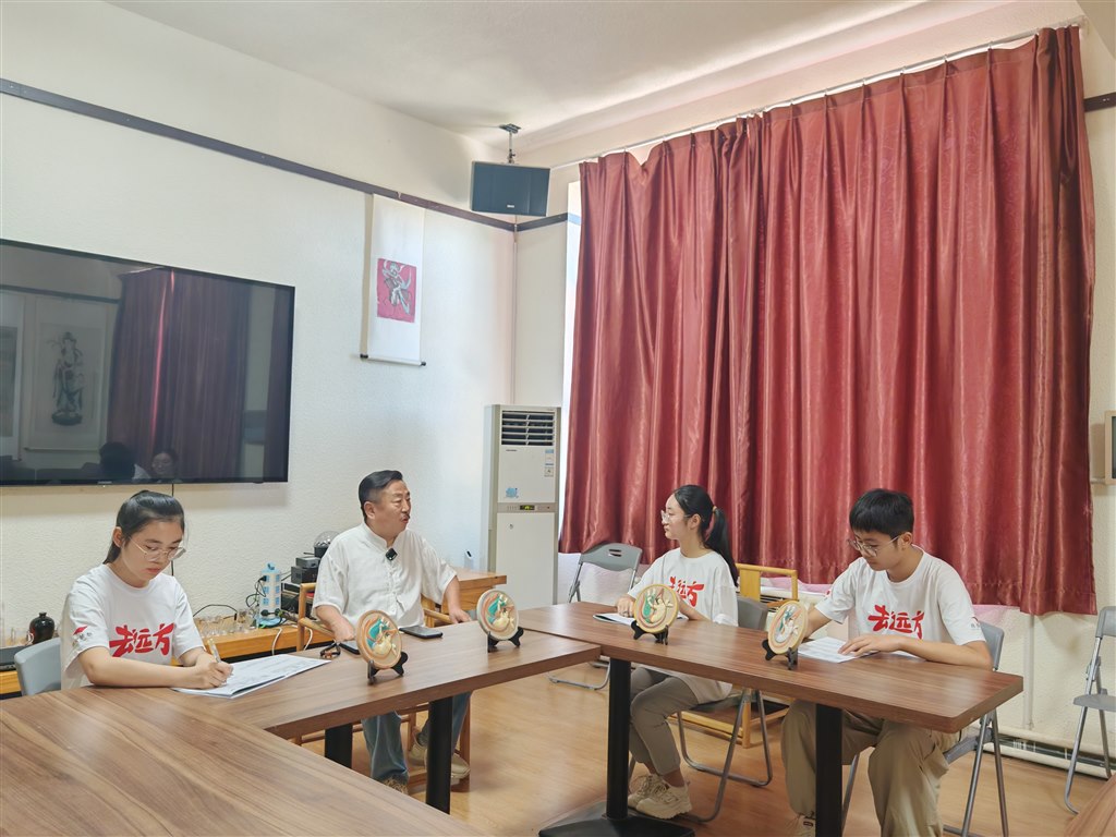 图一：附文字说明：采访杜永卫老师.jpg