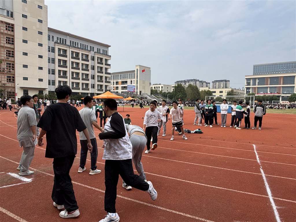 运动会之“字”长绳比赛.jpeg