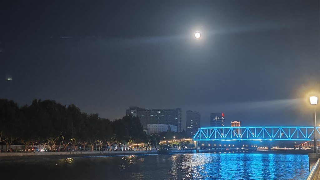 月景照片 供稿人:高一1班 欧阳浩楠.jpg