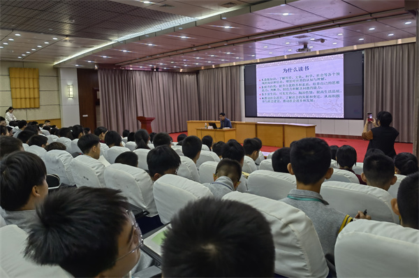 03主席台正面远景侧拍+学生背面.jpg