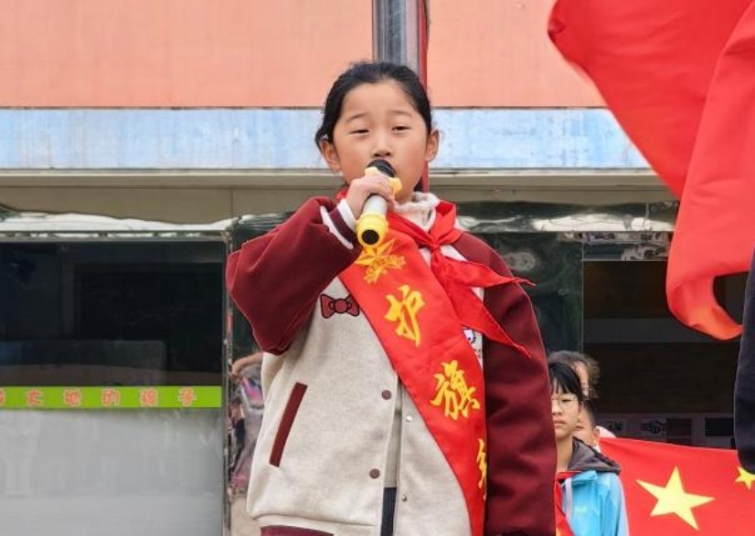 护旗手尹佳蕊.jpg